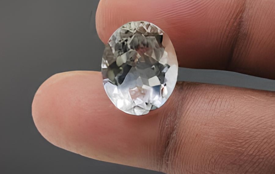 Does White Topaz Looks Like a Diamond?