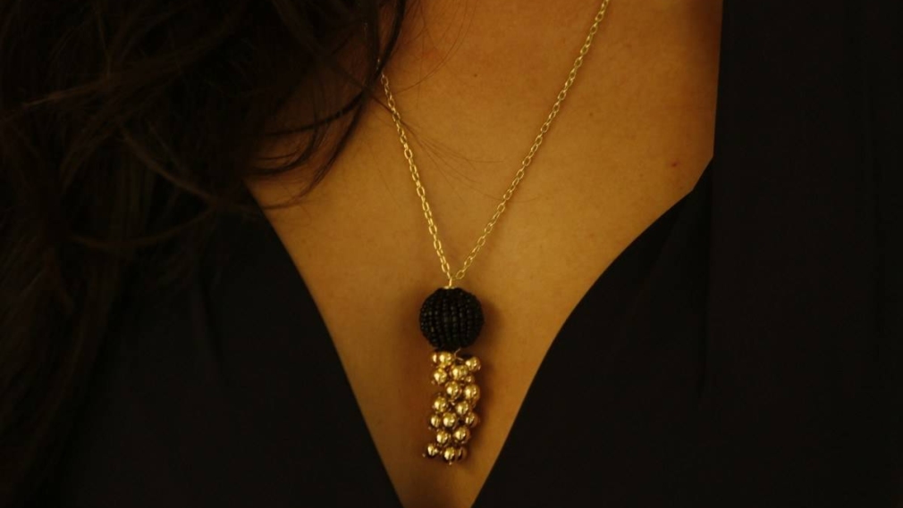 How to Find the Best Jewelry for a Black Dress