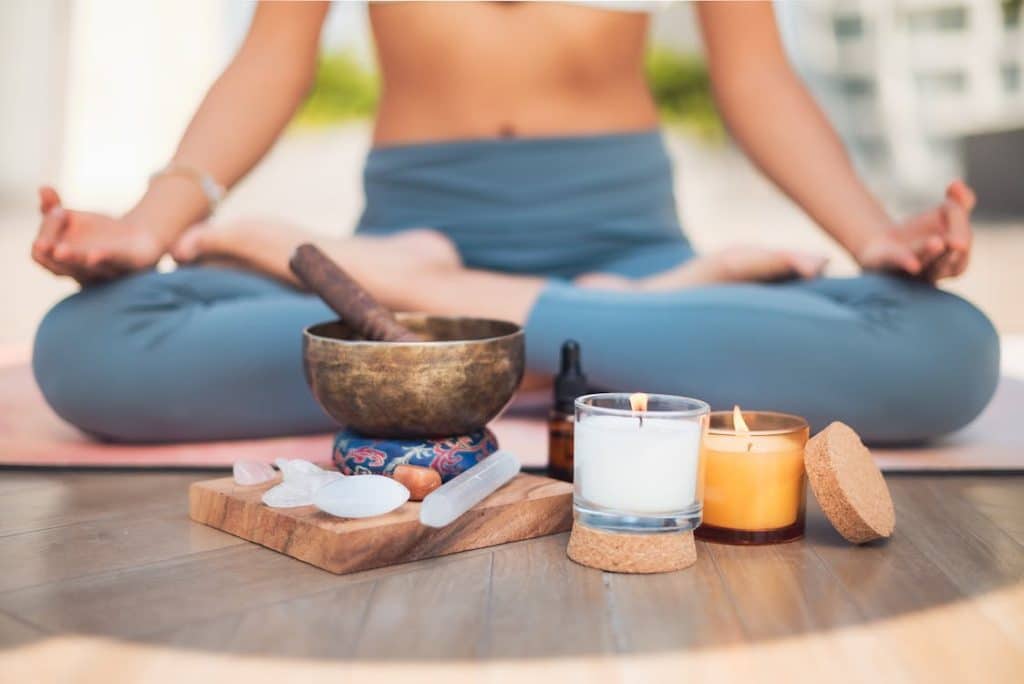 Free A serene meditation setup with crystals, candles, and a Tibetan singing bowl. Stock Photo